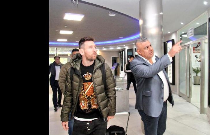 Messi llegó a la tarde al predio de Ezeiza y estuvo con Chiqui Tapia y Cesar Luis Menotti.