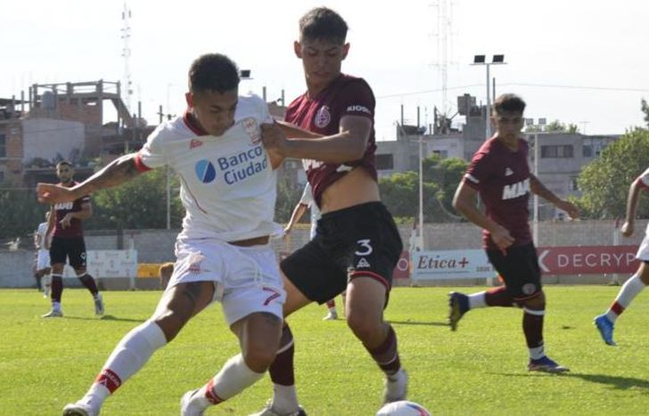 Soler trata de detener el avance de Gauto.