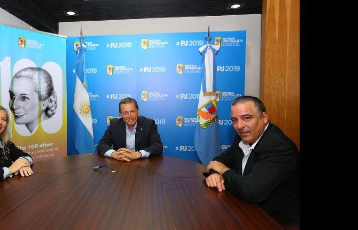 Me cansé de pedirle entrevista al Presidente, y ni siquiera me han respondido, cuestionó Gray.