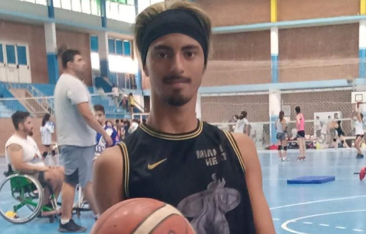 Santiago juega en Almirante Brown.