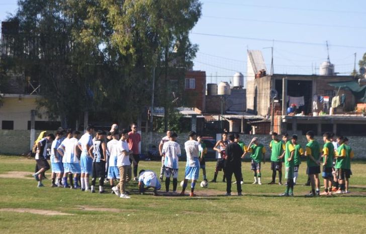 La liga brinda un espacio de contención para los adolescentes del barrio.