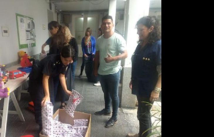 en plena entrega de donaciones.