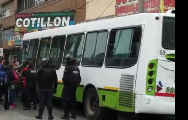 Se trata de un colectivo de la línea 500 de Varela.