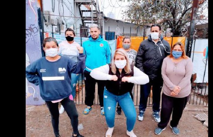 jesica junto a sus tíos y primos que la ayudan en su labor social.