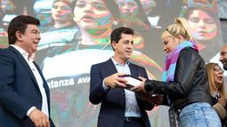 De Pedro entregó miles de tablets a alumnos