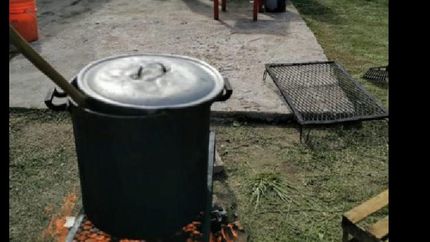 compran mercadería para ayudar a un comedor de Longchamps.