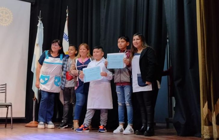 Alumnos y docentes en la entrega de diplomas