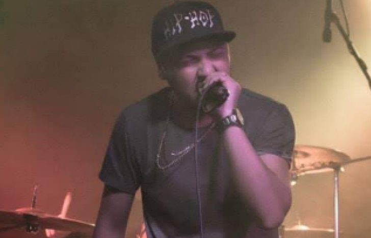 Abel toma a la música como un espacio de refugio y superación.