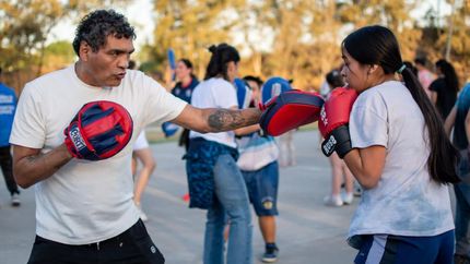 chicas y chicos pudieron chocar manos con el ídolo.