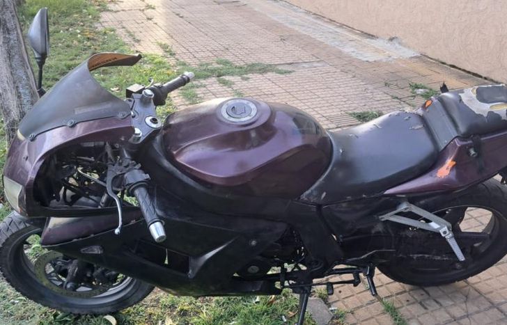 La moto incautada al hombre detenido en Turdera.