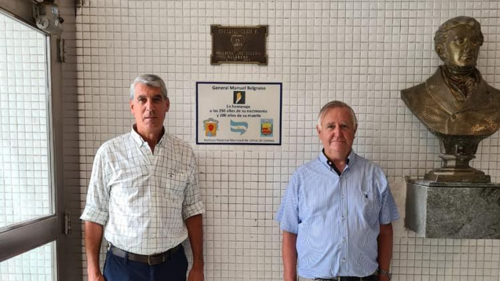 Alfredo Grassi en el Colegio Belgrano, donde se colocó la placa.