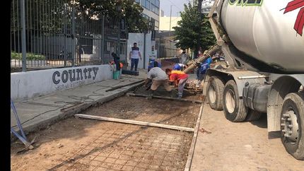 Hay nuevo contrapiso tipo hormigón peinado y lajas divisorias a lo largo de unos 150 metros.