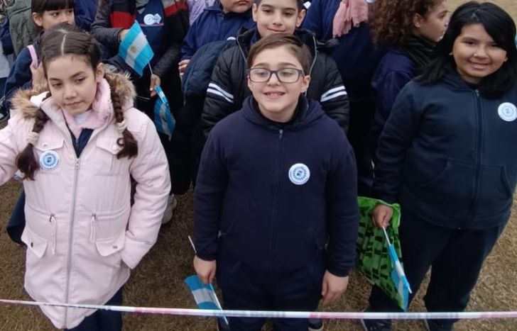Víctor, en primera fila, prometió lealtad a la Bandera y dejó en claro su pasión por ser argentino.