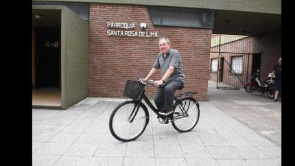 antonio tiene como hábito y costumbre ir todos los días en su bicicleta a la parroquia. aseguró que lo hace porque demuestra que siendo sacerdote también tiene una vida humilde como todos.