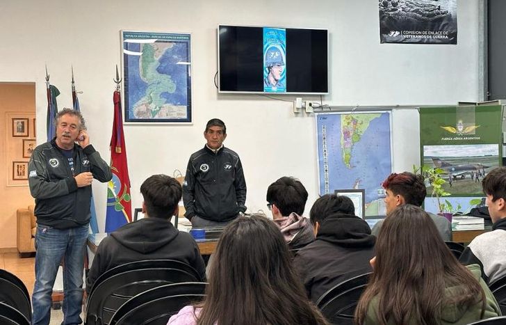 Los veteranos dan charlas y hacen las recorridas.