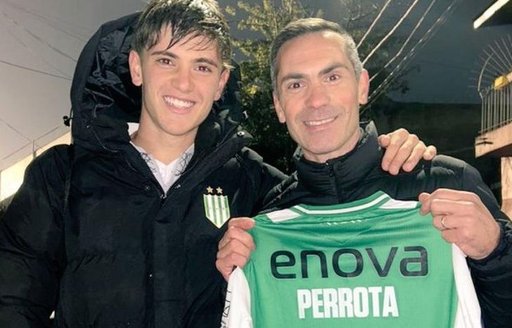 Tiziano Perrotta junto a su padre Carlos, quien lo felicitó por su estreno con la casaca albiverde.