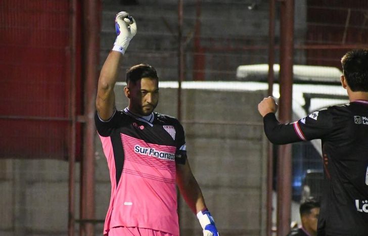 López le atajó el penal a Versaci.