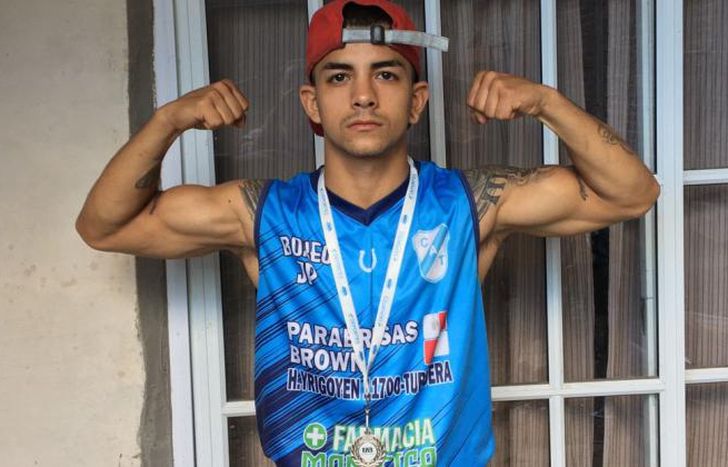 Medalla en pecho, Medina inicia su camino profesional.