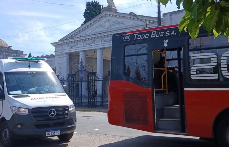 El accidente ocurrió frente al Cementerio de Lomas.