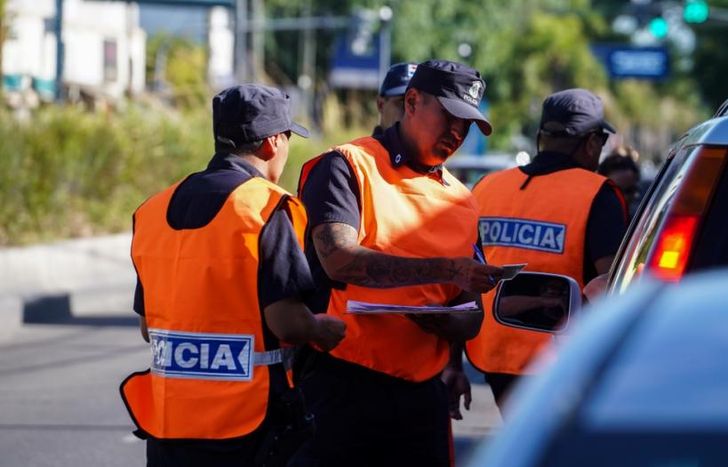 Los efectivos interceptan vehículos e identifican a los ocupantes.
