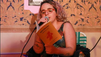 Martina escribe poesías desde los 17 años.