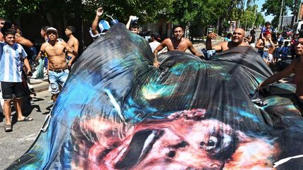 La gente salió a la calle por el festejo de hoy y el recuerdo de Maradona.