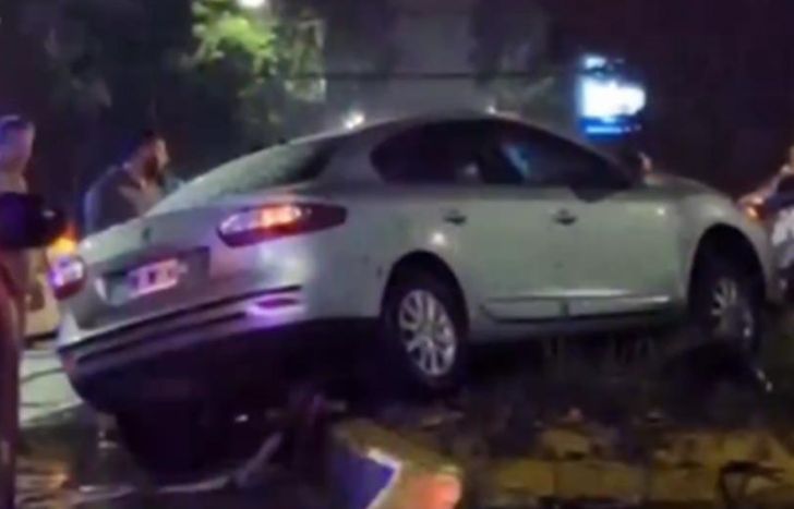 El auto terminó arriba del boulevard.