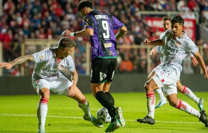 Milton Giménez pelea por la pelota.