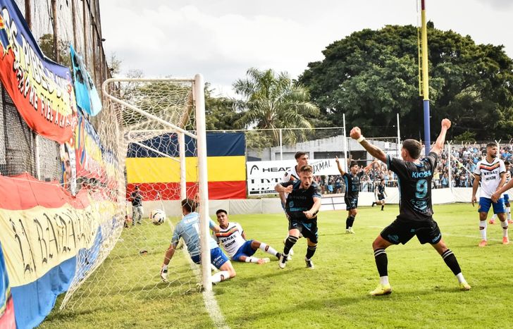 Fernando Brandán ya celebra el empate de Temperley ante Colegiales.