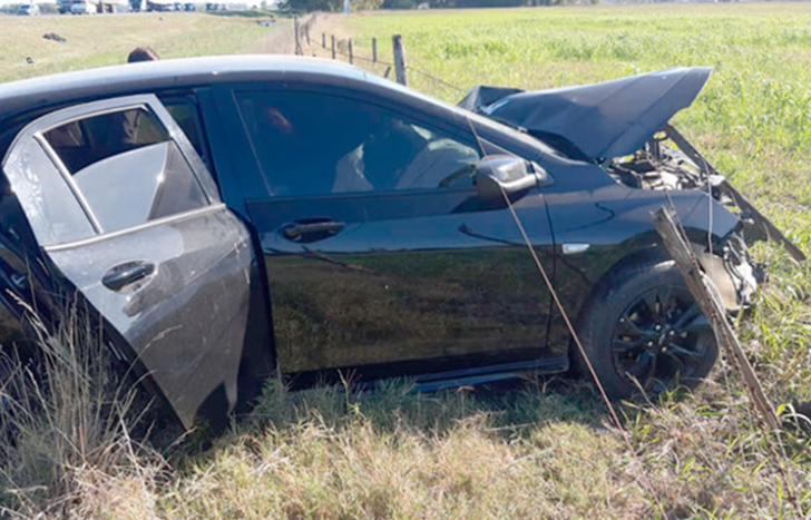Así quedó el auto de la mujer lomense tras el choque.