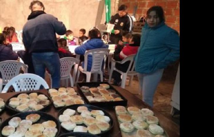 brindan la comida a los vecinos de todas las edades.
