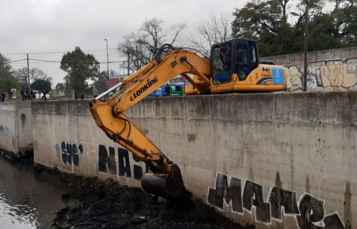 Utilizan máquinas para despejar el cauce.
