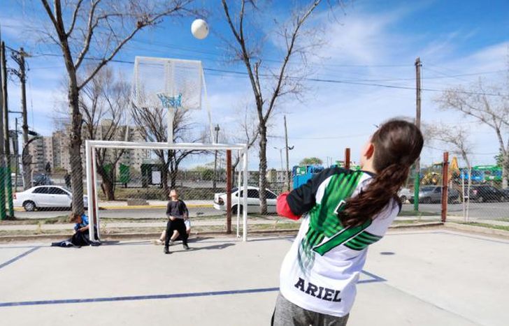 Los chicos ya disfrutan de las nuevas canchas en el barrio Odisa.