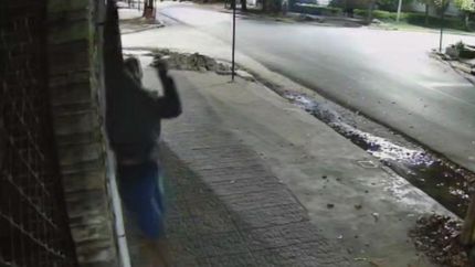 El delincuente dio un salto y se robó una cámara, pero estaba siendo grabado por otra.