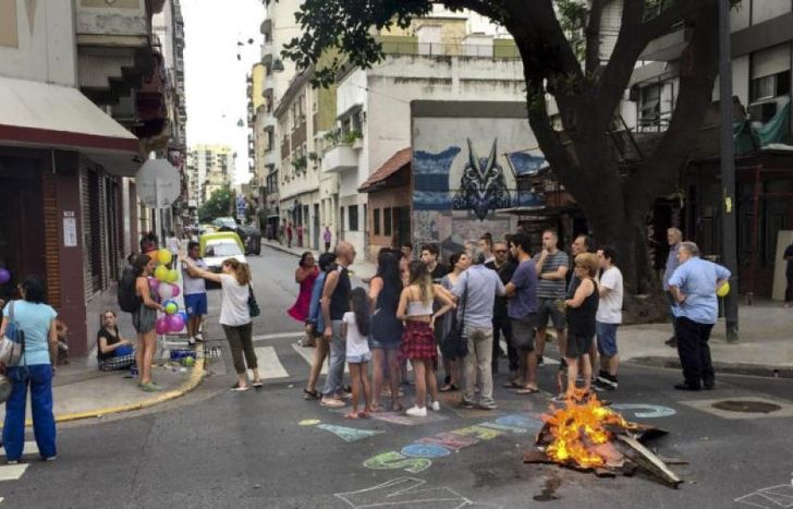 Los usuarios están agotados y hay manifestaciones en las calles.