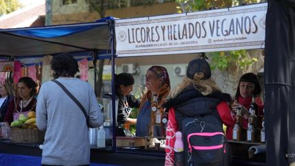 Cada puesto es atendido por productores locales autogestivos.