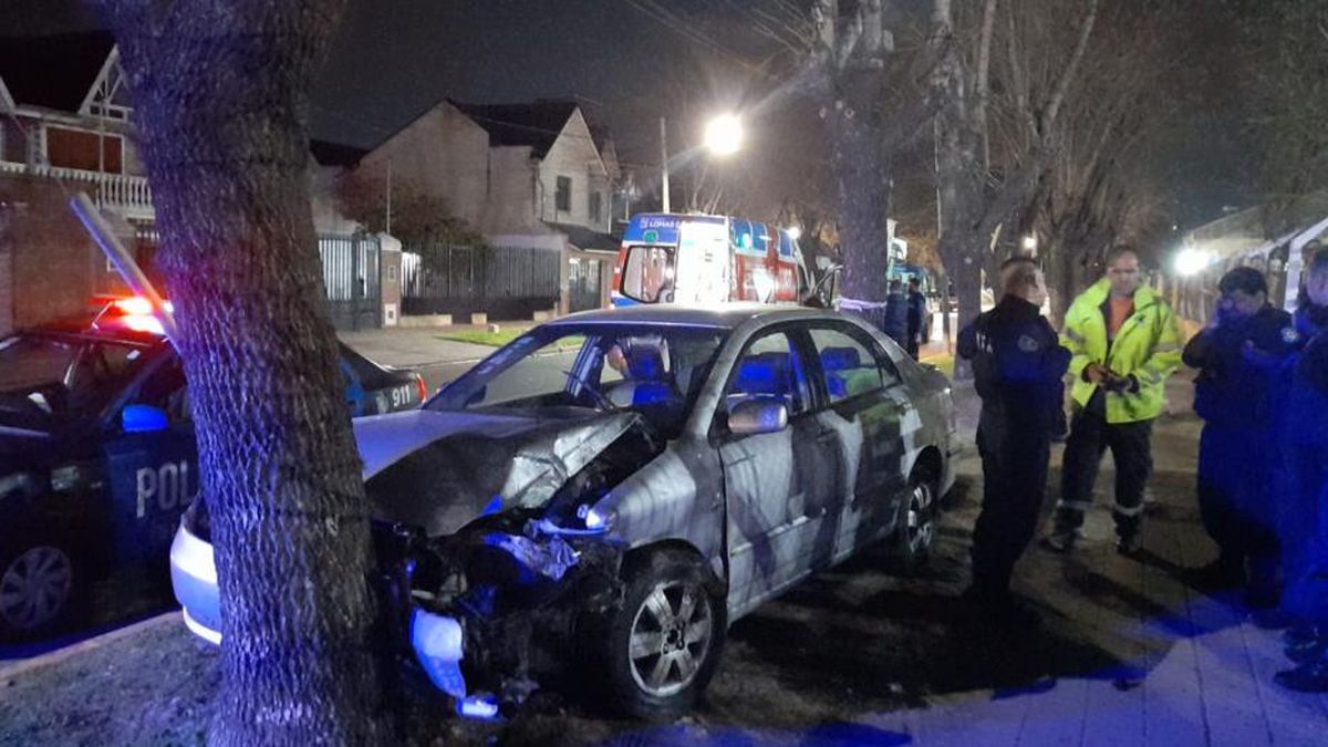 Un auto chocó contra un árbol y un poste de luz en Lomas de Zamora
