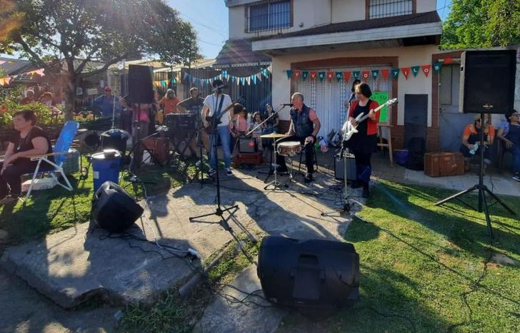 Show en vivo, sorteos y la infaltable ayuda solidaria.