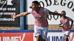 Trejo anotó un golazo clave para celebrar en Merlo.