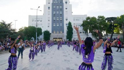 Mucho ritmo y color.