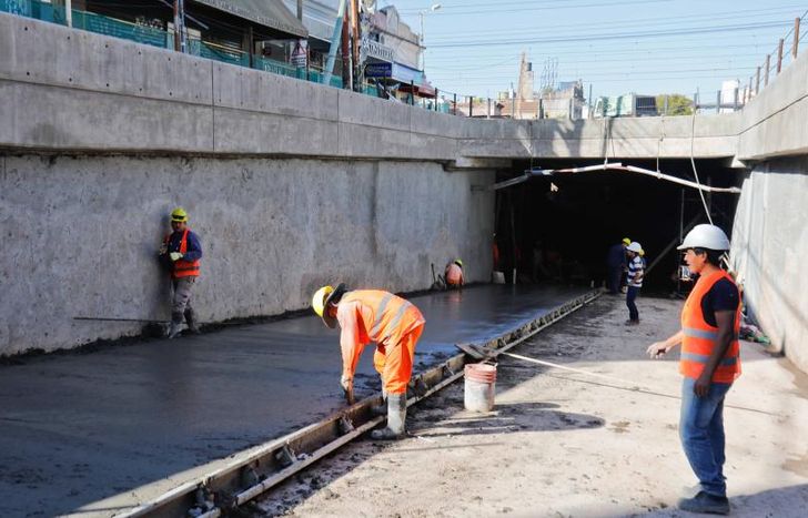 Pavimentan el cruce con hormigón para garantizar una mayor durabilidad.