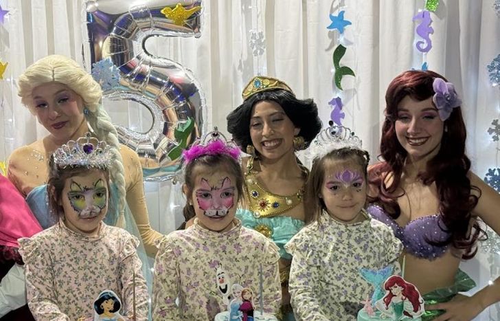 Con sus princesas preferidas.