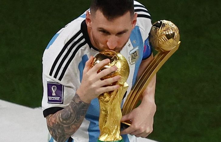 Messi, con sus dos trofeos, vive un momento soñado.