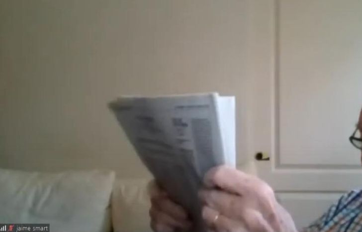Jaime Lamont Smart leyendo el diario en plena audiencia.