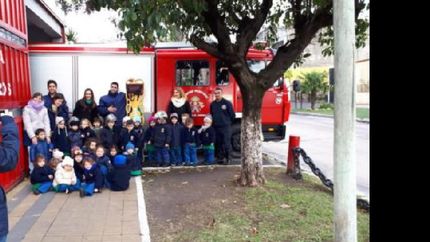 los chicos de lomas juegan a ser bomberos y aprenden de ellos