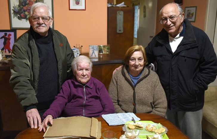 Rosa, rodeada de sus seres queridos. Así recibió sus primeros 100 años de vida.
