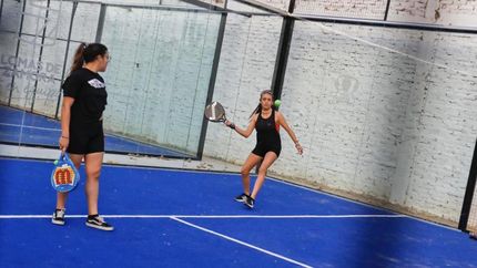 Pueden jugar singles o dobles de forma gratuita. Pueden jugar singles o dobles de forma gratuita.