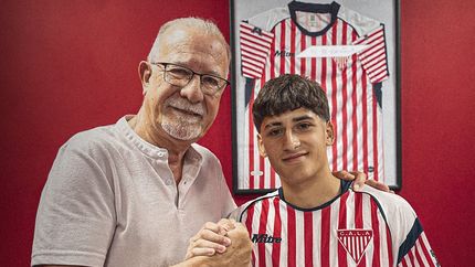 Valdez Chamorro, junto al presidente Plaini, firmó su contrato con Los Andes. Valdez Chamorro, junto al presidente Plaini, firmó su contrato con Los Andes.