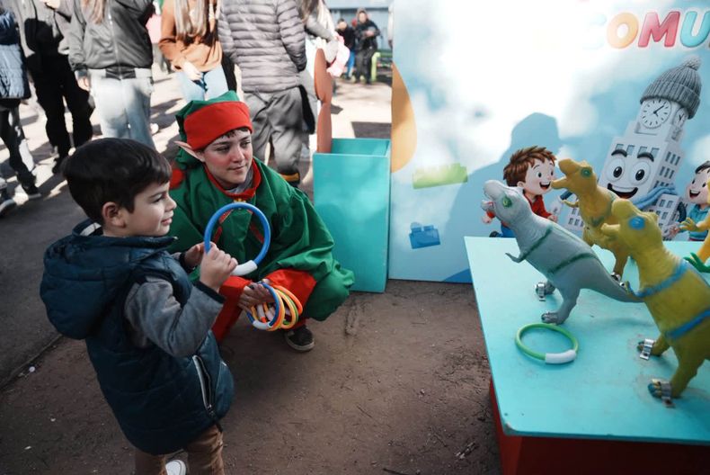 El desaf&iacute;o de acertar con el aro en los dinosaurios: los m&aacute;s chicos lo disfrutaron a pleno.&nbsp;