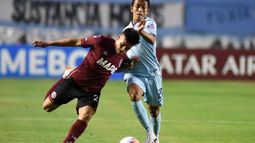 Bernabei pelea por la pelota con Saavedra.